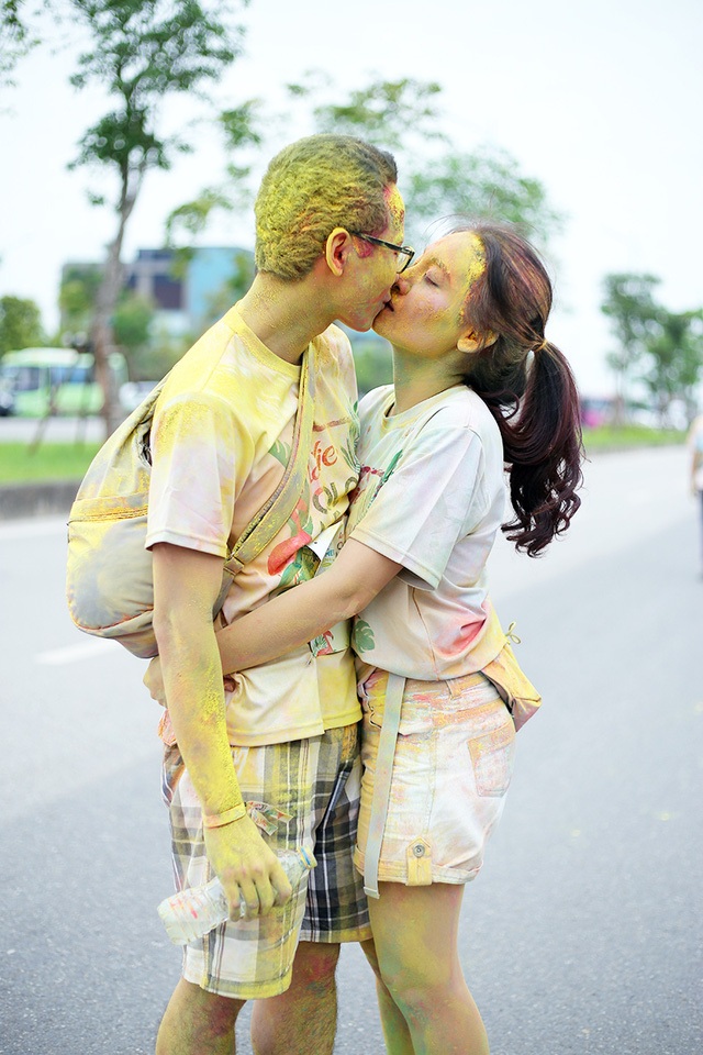 
Cặp đôi trẻ trao nhau nụ hôn ngọt ngào trên đường chạy sắc màu của Color me run
