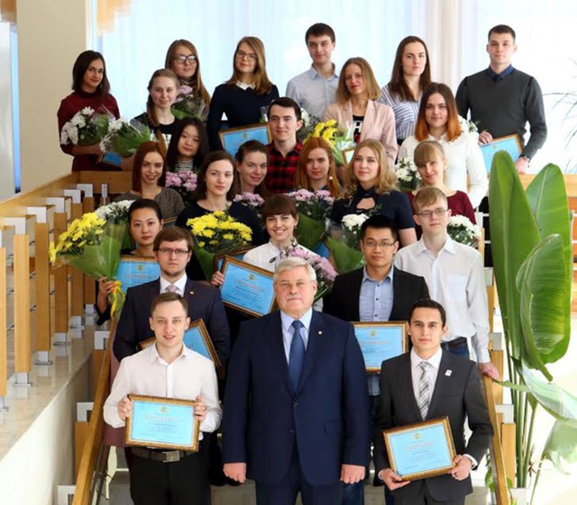 
Trần Đình Tân Xứ (hàng hai, thứ hai từ phải sang) nhận học bổng của Tỉnh trưởng Tomsk 2016. Ảnh: NVCC.

