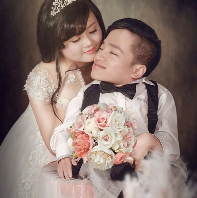 
Hà và Giang hạnh phúc trong đám cưới.
