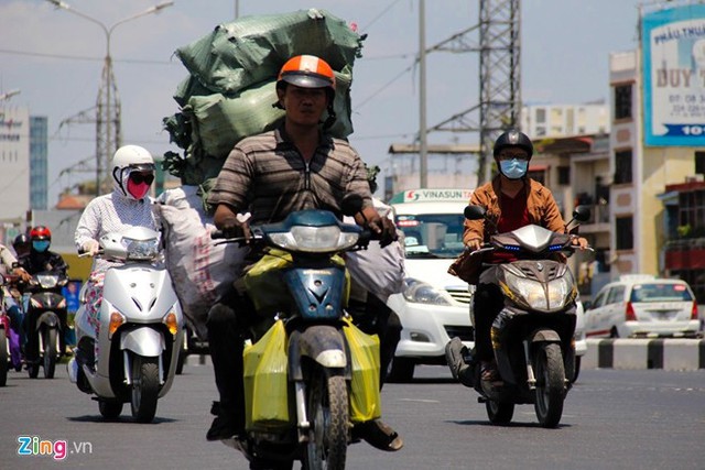 Nam giới làm việc thường xuyên trong môi trường nắng nóng có thể bị ảnh hưởng tới chất lượng tinh trùng. Ảnh: Hải An.