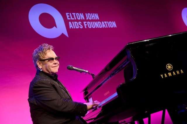 Ngôi sao người Anh Elton John tại một sự kiện gây quỹ
