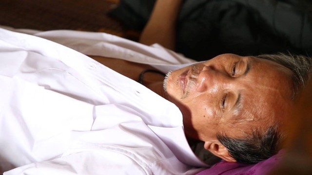 
&Ocirc;ng Long đổ bệnh v&igrave; sốc nặng sau buổi c&ocirc;ng khai xin lỗi. Ảnh: Phạm Đức.
