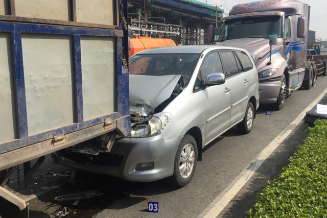 Hiện trường vụ tai nạn li&ecirc;n ho&agrave;n. Ảnh: Th&aacute;i Linh.