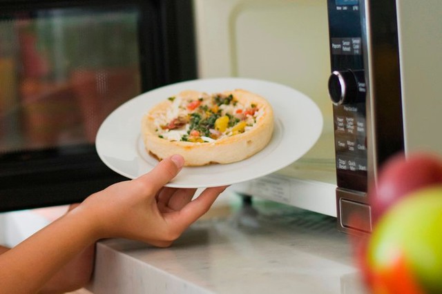 Điểm đặc trưng ở pizza là lớp viền giòn, lớp đế hơi dai, xốt cà chua và phô mai mềm mại. Tất cả những điều này sẽ bị lò vi sóng phá hỏng bằng nền nhiệt cao.