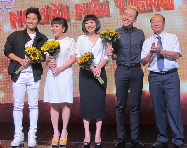 
Ông Lê Quang Nguyên, Giám đốc Đài Truyền hình Vĩnh Long (ngoài cùng bìa trái) chụp ảnh cùng Trấn Thành và các nghệ sĩ tham gia chương trình Thử thách người nổi tiếng.
