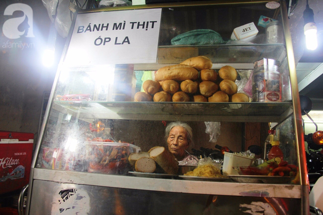 Chiếc xe b&aacute;nh m&igrave; cũ kỹ l&agrave; cuộc sống mỗi ng&agrave;y của cụ b&agrave;.