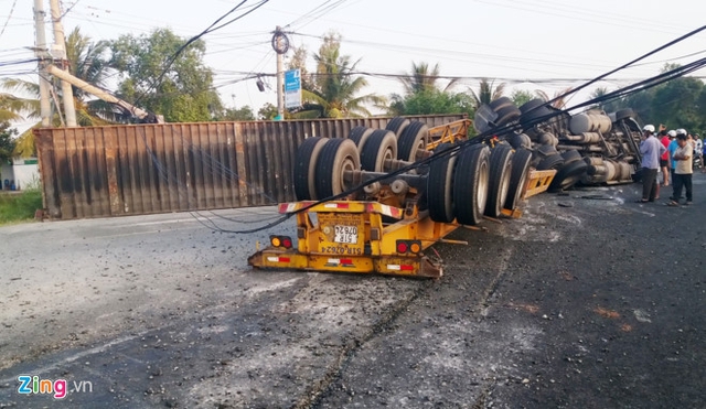 Container văng xuống đường, đè gãy trụ điện. Ảnh: Việt Tường.