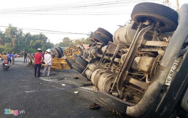 Xe đầu kéo lật nhào tại ngã ba Gò Quao. Ảnh: Việt Tường.