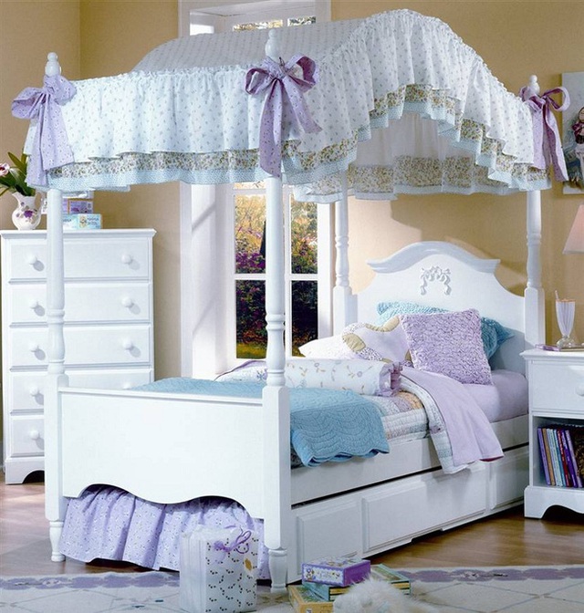 Bộ đôi hai màu trắng và tím patel này giúp phòng ngủ của cô bé nữ tính và nhẹ nhàng trông thấy.