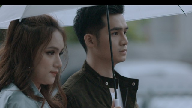 Hà Anh và Hương Giang Idol có nhiều cảnh tình tứ trong MV mới. Ảnh: NVCC.