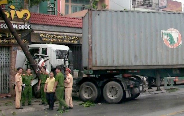 
Hiện trường tai nạn liên hoàn khiến một bé trai tử vong sáng 29/4. Ảnh: Thái Linh.
