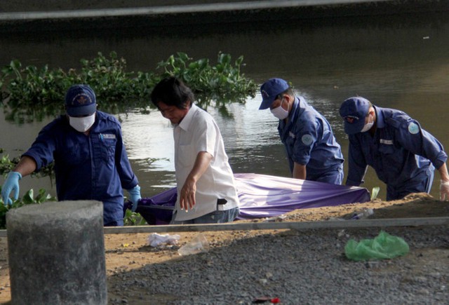 Thi thể nạn nhân được đưa về nhà xác. Ảnh: Lê Trai.