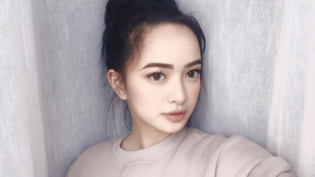 
Trước khi được biết đến với vai chính trong bộ phim đang gây sốt Em chưa 18, hot girl Kaity Nguyễn từng được biết tới với loạt clip hát nhép 15 giây được các dân mạng liên tục chia sẻ trên mạng xã hội.
