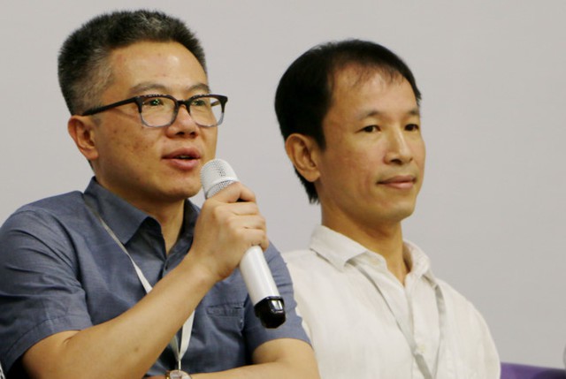 
GS Ngô Bảo Châu (bên trái) chia sẻ trong tọa đàm tối 3/5 tại Hà Nội. Ảnh: Quyên Quyên. 
