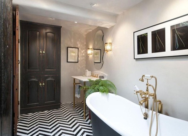 Việc sử dụng gạch lát sàn nhà chính là một cách để bạn tạo điểm nhấn cho phòng tắm của mình.