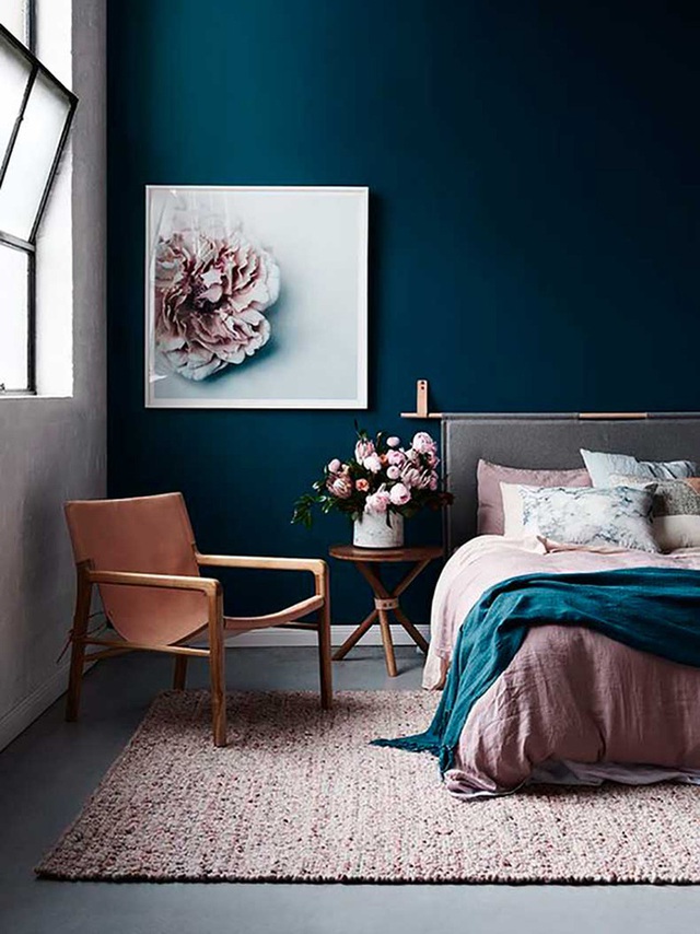 Phòng ngủ tạo điểm nhấn với tone màu xanh hải quân đậm màu ở mảng tường đầu giường và chiếc khăn mỏng trên giường, chính gam màu này đã góp phần làm cho bức tranh nghệ thuật màu hồng pastel nhẹ nhàng trở nên tinh tế hơn bao giờ hết.
