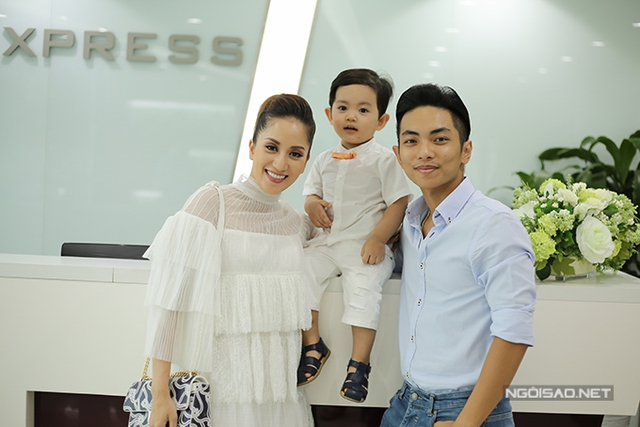 
Gia đình Khánh Thi - Phan Hiển vừa được mời tham gia talkshow của một tờ báo. Hai mẹ con kiện tướng dancesport mặc ton-sur-ton trắng đồng điệu trong khi ông bố trẻ giản dị, khỏe khoắn với áo sơ mi, quần jeans xanh.
