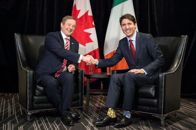 
Thủ tướng Canada Justin Trudeau bắt tay Thủ tướng Ireland Enda Kenny trong cuộc hội đàm tại Montreal hôm 4/5.
