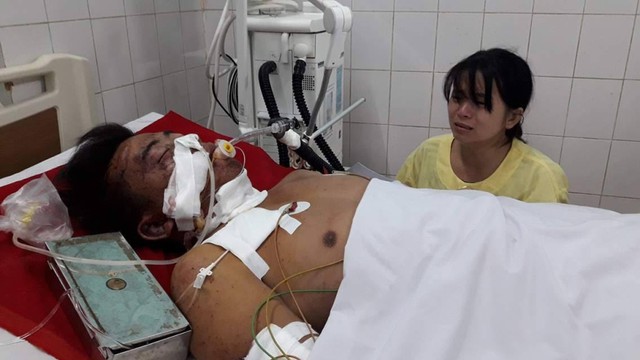 Một người vợ kh&oacute;c nức nở khi chứng kiến thương t&iacute;ch của chồng