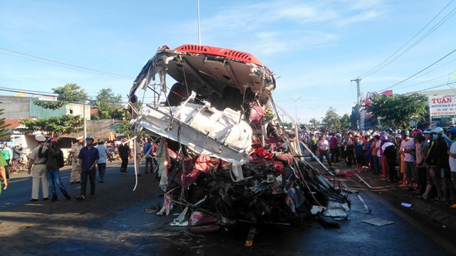 Hiện trường vụ tai nạn thảm khốc làm 13 người chết 