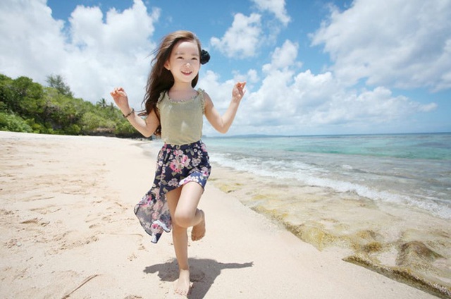 
Olivia Jeong tung tăng tr&ecirc;n b&atilde;i biển trong một ảnh quảng c&aacute;o.
