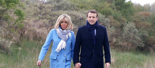 
Vợ chồng đệ nhất phu nhân Brigitte Trogneux tay trong tay dưới sự ngưỡng mộ của đông đảo người dân Pháp.
