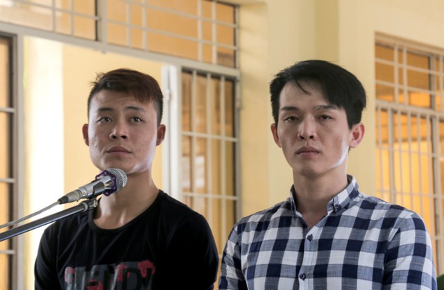 
Lê Minh Phát (phải) và Lê Tấn Khỏe tại tòa. Ảnh: An Bình.
