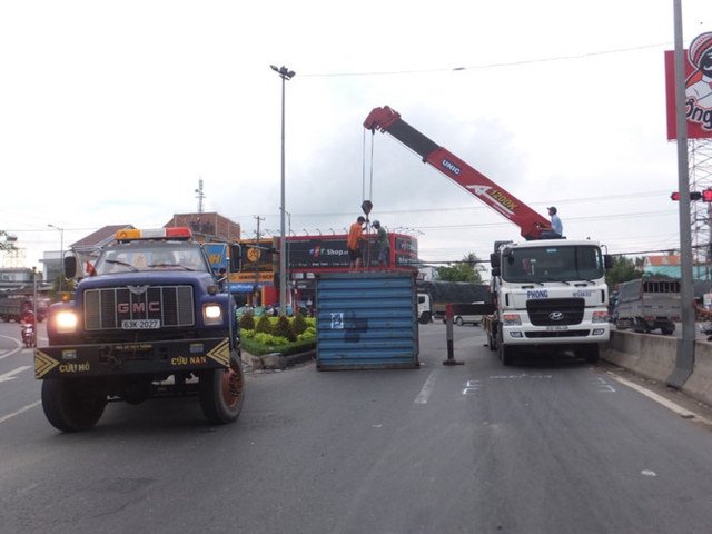 CSGT điều xe cẩu đến giải tỏa hiện trường.