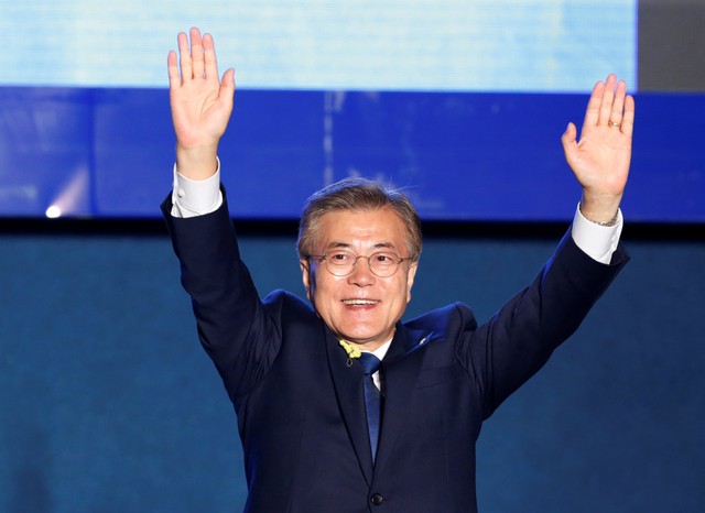 
Ông Moon Jae In, 64 tuổi, một cựu luật sư nhân quyền đã đắc cử tổng thống Hàn Quốc trong cuộc bầu cử sớm ngày 9/5. Đối với một cuộc bầu cử thông thường, tổng thống đắc cử Hàn Quốc sẽ có khoảng 2 tháng chuyển giao quyền lực. Tuy nhiên, vì đây là cuộc bầu cử được tổ chức bất thường sau khi một tổng thống bị phế truất, tổng thống mới sẽ nhậm chức ngay sau khi có kết quả cuối cùng. Ảnh: Reuters.
