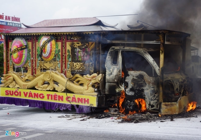 Chiếc xe tang đang di chuyển bốc cháy ngùn ngụt. Ảnh: Nguyễn Dương.
