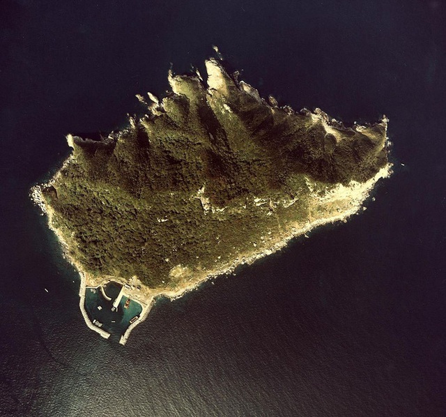 
H&ograve;n đảo nhỏ Okinoshima với ng&ocirc;i đền thờ nữ thần biển cả l&agrave; nơi cấm địa đối với phụ nữ.

