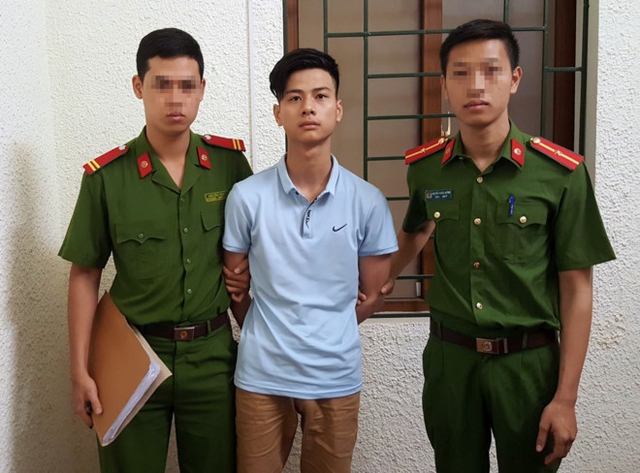 Cảnh s&aacute;t tạm giữ L&ecirc; Văn T&agrave;i để mở rộng vụ &aacute;n. Ảnh: H.L.