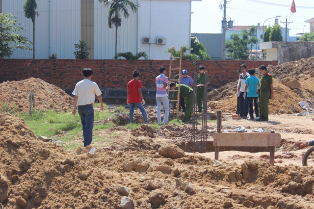 C&ocirc;ng an kh&aacute;m nghiệm hiện trường.