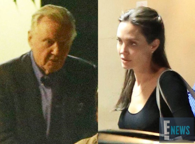 
Angelina Jolie bị bắt gặp đưa các con đi ăn tối với bố ruột Jon Voight tại một nhà hàng ở Beverly Hills.
