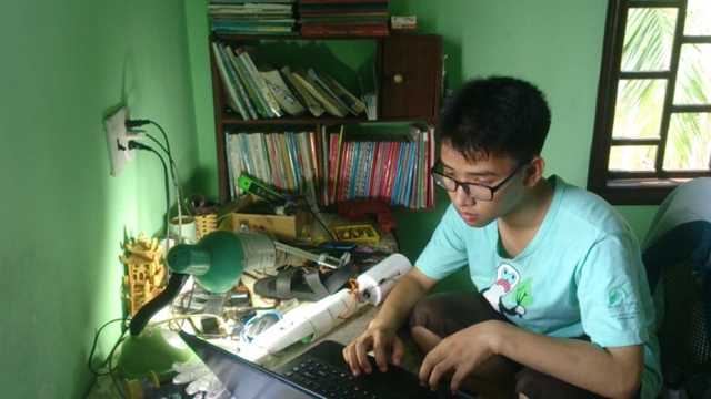 Phạm Huy tại góc học tập và sáng tạo của mình tại nhà .ẢNH: THANH LỘC