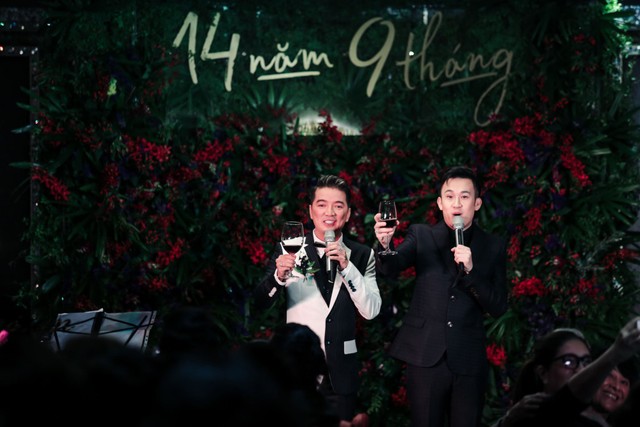 
Đàm Vĩnh Hưng và Dương Triệu Vũ gây chú ý khi tổ chức tiệc tri kỷ hoành tráng tại một khách sạn 6 sao trên phố đi bộ Nguyễn Huệ vào tối 15/5.
