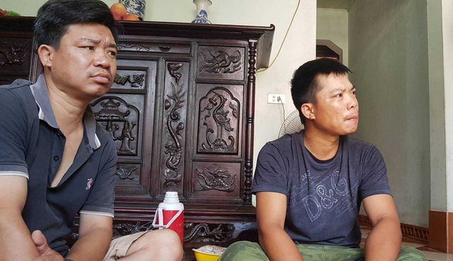 Anh To&agrave;n (b&ecirc;n phải) đau buồn trước sự ra đi đột ngột của con g&aacute;i