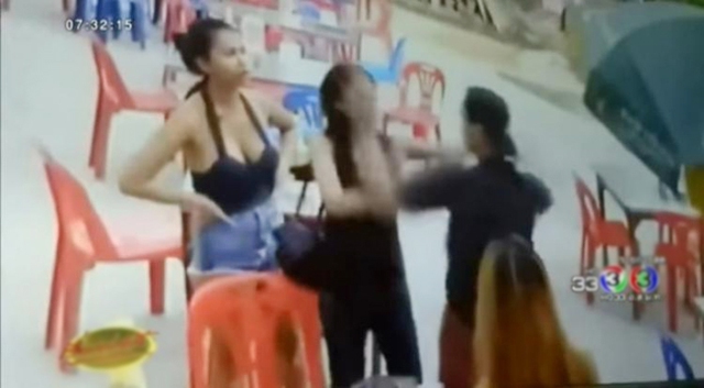 
Vụ đ&aacute;nh nhau trong qu&aacute;n ch&aacute;o đang lan truyền tr&ecirc;n mạng x&atilde; hội Th&aacute;i Lan.
