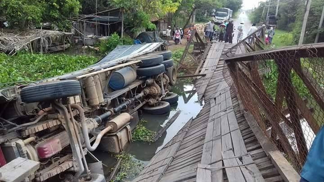Image result for Xe chở quá tải làm sập cầu và lọt xuống kênh. Ảnh: Ái Loan.