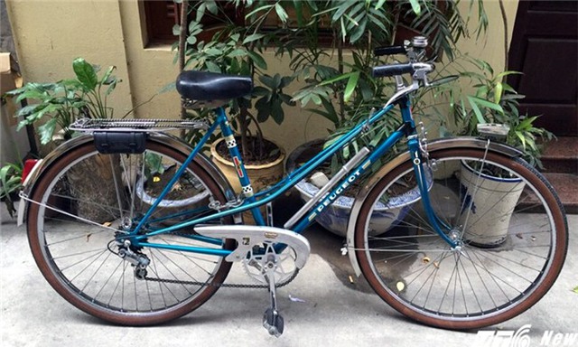 Những chiếc xe đạp cổ Peugoet nhuốm màu thời gian có tuổi đời hơn lên tới 50 năm nhưng hiện vẫn là món hàng “trao tay” đắt giá, đôi khi chúng giá trị lên tới gần 100 triệu đồng. 