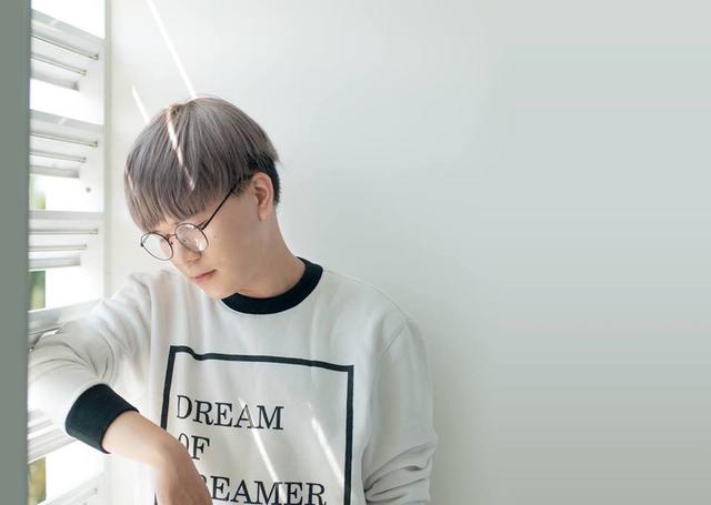 Nguy&ecirc;n Bảo lu&ocirc;n thể hiện nỗi buồn, sự c&ocirc; độc tr&ecirc;n trang c&aacute; nh&acirc;n.
