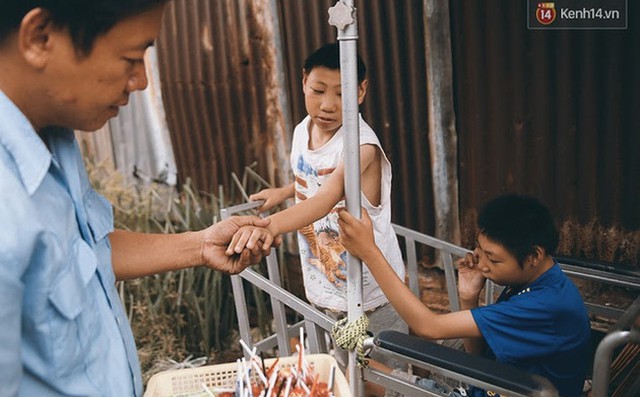 Người cha đ&atilde; từng khiến h&agrave;ng triệu khả giả phải rơi lệ giờ đang đang phải hứng chịu qu&aacute; nhiều b&uacute;a r&igrave;u dư luận.