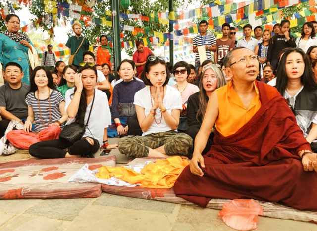
Tại chùa Hòa Bình, Ngô Thanh Vân và hơn 100 doanh nhân trên toàn thế giới có cơ hội tham dự buổi lễ đọc kinh Phật dưới tán cây bồ đề cùng hơn 100 vị Tăng. Ảnh: NVCC.
