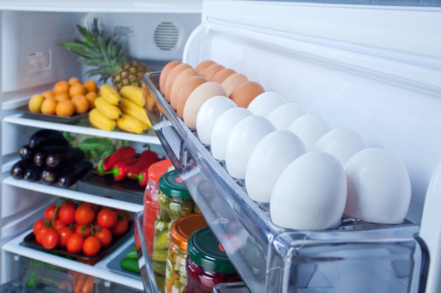 Dù là trứng gà hay trứng vịt, bạn cũng không nên cất ở cánh cửa tủ lạnh (Ảnh: Internet)
