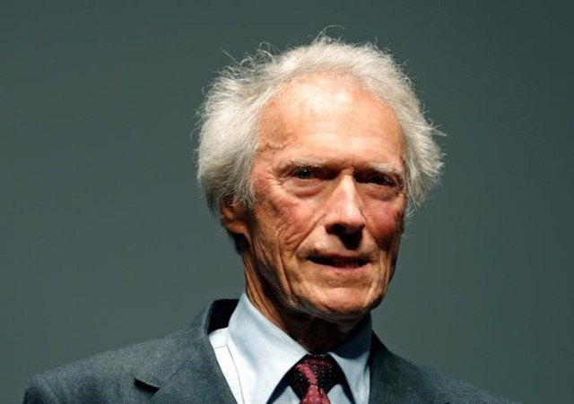 Huyền thoại điện ảnh Clint Eastwood trong buổi hội thảo tại liên hoan phim Cannes năm nay. Ảnh: AFP/Getty Images. 

 

Trước khi tham gia Trouble With the Curve, tượng đài sống của điện ảnh Mỹ thường chỉ xuất hiện trong các bộ phim do chính ông làm đạo diễn suốt nhiều thập niên qua. Bộ phim kinh dị năm năm 1993 In the Line of Fire cũng là lần hiếm hoi ông góp mặt trong phim của đạo diễn khác kể từ khi đã tạo dựng tên tuổi thành công.

Clint Eastwood bắt đầu tạo được tiếng vang từ những năm 1960, 1970 đặc biệt là sau bộ phim Fistful of Dollars. Tên tuổi của ông gắn liền với dòng phim hành động miền viễn Tây đậm chất Mỹ.




Clint Eastwood ghi dấu tên tuổi qua dòng phim về miền viễn Tây trong những thập niên 1970, 1980. Ảnh: Movieweb. 


 

Sau Unforgiven, bộ phim đem về cho Clint Eastwood tượng vàng Oscar, Đạo diễn xuất sắc nhất và Phim xuất sắc nhất năm 1995, tài tử tiếp tục chinh phục nhiều thể loại điện ảnh khác.

Cuối thập niên 1990, ông và minh tinh Meryl Streep vào vai cặp đôi ngọt ngào trong tác phẩm tình yêu chuyển thể Những cây cầu ở quận Madison. Bộ phim được đánh giá là một trong những bộ phim tình cảm hay nhất mọi thời đại.

Nổi bật nhất trong số các tác phẩm thập kỷ 2000 của Clint Eastwood là Million Dollar Baby (Cô gái triệu đô). Bộ phim kể về nữ võ sĩ chinh phục đỉnh cao môn đấm bốc mang về giải Oscar Phim xuất sắc, Đạo diễn xuất sắc cho Clint Eastwood.

Hiện nay, các kênh truyền hình của Mỹ như HBO, Cinestar vẫn thường xuyên phát sóng lại những bộ phim cũ của Clint Eastwood. Ở tuổi 90, ông vẫn chưa tuyên bố về hưu.




Clint Eastwood cùng hai con trai là Scott Eastwood (giữa) và Kyle Eastwood (phải). Ảnh; AFP/Getty Images. 


 

Mọi người hỏi tôi tại sao tôi vẫn cứ làm việc, tôi cứ làm bởi vì lúc nào cũng có chuyện mới để kể và miễn là có người muốn nghe thì tôi vẫn tiếp tục kể chuyện, Clint từng thổ lộ.

Ngược lại với cha mình, hai con trai của huyền thoại điện ảnh này lại kém nổi tiếng trong giới nghệ thuật và không được đánh giá cao. Dù cũng theo đuổi nghiệp diễn xuất nhưng đến nay, Scott Eastwood, 31 tuổi vẫn là diễn viên tầm trung, chỉ đóng vai nhỏ trong một số bộ phim như Fast & Furious, The Longest Ride, Snowden. Còn con trai cả là Kyle Eastwood, 49 tuổi thì không nối nghiệp cha trong lĩnh vực phim ảnh mà trở thành nhạc sĩ cũng không mấy thành danh.
