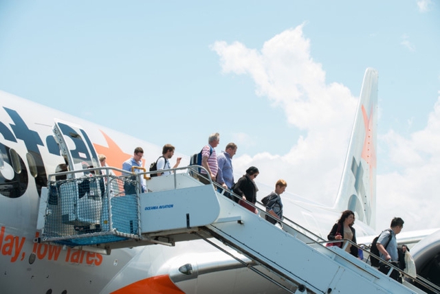 Hành khách không được sử dụng sạc pin dự phòng điện thoại trên máy bay. Ảnh: Jetstar.