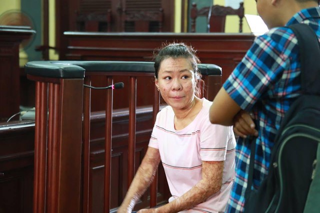 
Khắp cơ thể Hồng chằng chịt vết sẹo do ch&iacute;nh c&ocirc; tự g&acirc;y ra
