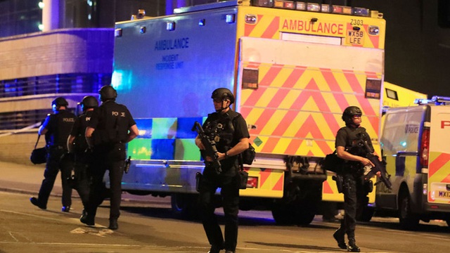 
Cảnh sát Anh làm nhiệm vụ gần hiện trường vụ đánh bom tự sát ở sân vận động Manchester Arena vào đêm 22/5.
