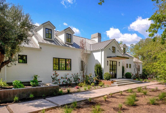 Ngôi nhà được kiến trúc sư Christine Curry Design thiết kế bao phủ một màu trắng tinh từ bên ngoài. Nhờ vậy mà những đóa hồng trồng bên hiên nổi bật khoe sắc hương hơn.