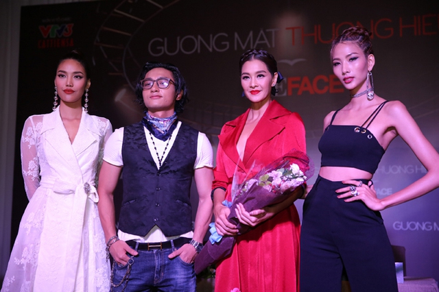 
Họp b&aacute;o c&ocirc;ng bố chương tr&igrave;nh The Face m&ugrave;a thứ hai diễn ra s&aacute;ng 23/5 tại TP HCM. Thư mời gửi đến giới truyền th&ocirc;ng th&ocirc;ng b&aacute;o sự kiện bắt đầu l&uacute;c 9h30 nhưng đến 11h, huấn luyện vi&ecirc;n Lan Khu&ecirc; v&agrave; Ho&agrave;ng Th&ugrave;ymới xuất hiện. Trong khi đ&oacute;, huấn luyện vi&ecirc;n The Face Th&aacute;i Lan -Lukkade Metineee (&aacute;o đỏ) đ&atilde; c&oacute; mặt tại sự kiện trước thời gian quy định khoảng 10 ph&uacute;t).
